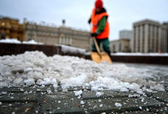 В рамках зимнего содержания службы дорожного хозяйства Раменского г.о. ведут обработку дорог песко-соляными смесями, посыпку тротуаров
