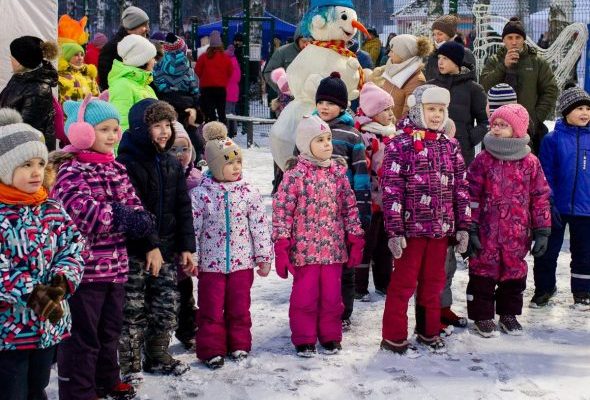 В Раменском городском парке зажгли иллюминацию и открыли каток