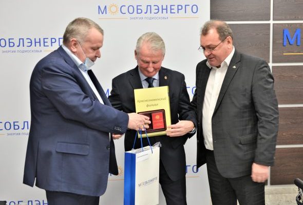 Директоры филиалов АО «Мособлэнерго» получили награды для работников