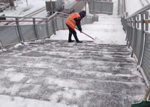 РЖД убирает снег на ж/д мостах в Раменском