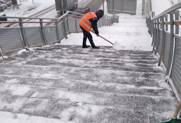 РЖД убирает снег на ж/д мостах в Раменском