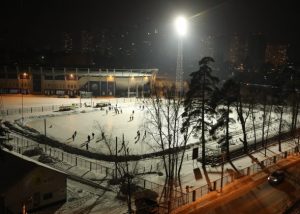 На катке на запасном поле стадиона «Сатурн» проходят массовые катания