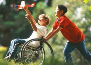 В 2020 году более 2,7 тысяч семей Подмосковья, воспитывающих детей-инвалидов, получили выплату в размере 13020 рублей