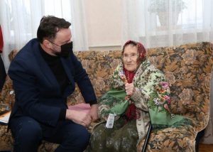 Глава округа Виктор Неволин поздравил со 100-летием Татьяну Фоменкову