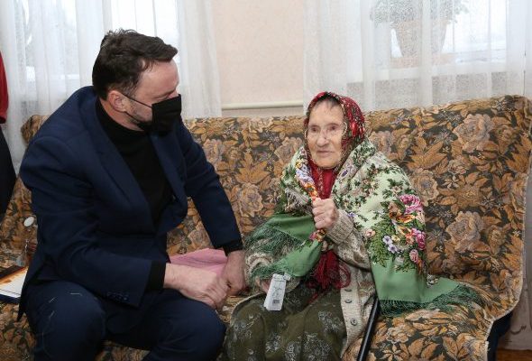 Глава округа Виктор Неволин поздравил со 100-летием Татьяну Фоменкову