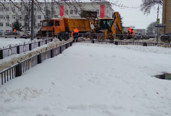 В Раменском, в центре города на ул.Михалевича, уборку снега ведет Раменское ДРСУ