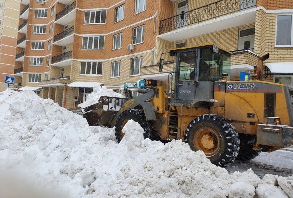 В Раменском очищают от снега внутридворовые территории