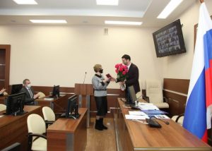 Глава Раменского г.о. Виктор Неволин поздравил с юбилеем начальника Раменского Управления ЗАГС Наталью Козлову