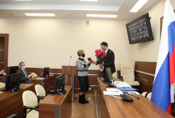 Глава Раменского г.о. Виктор Неволин поздравил с юбилеем начальника Раменского Управления ЗАГС Наталью Козлову