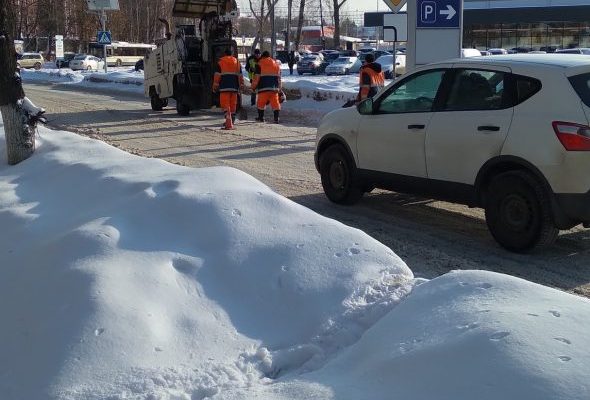 Сегодня после ночного снегопада вышли на уборку дорог бригады дорожников Раменского ДРСУ и специальная техника