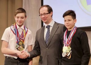 Роман Терюшков вручил знаки отличия ГТО школьникам Раменского округа