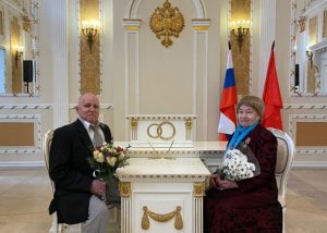 Бриллиантовых юбиляров семейной жизни поздравили в Раменском