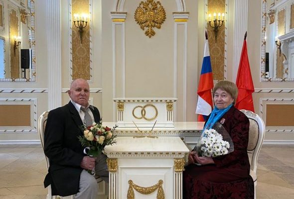 Бриллиантовых юбиляров семейной жизни поздравили в Раменском