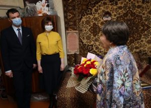 Виктор Неволин и Елена Костина поздравили жительницу нашего города Зою Ивановну Волынкину с 90-летием