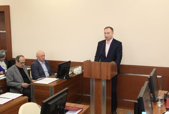 На Совете депутатов 28 апреля выступил заместитель председателя Комитета по образованию Леонид Смуряков