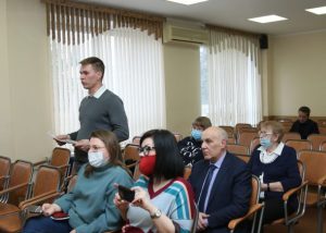 Роман Терюшков и Виктор Неволин встретились с жителями микрорайона №10