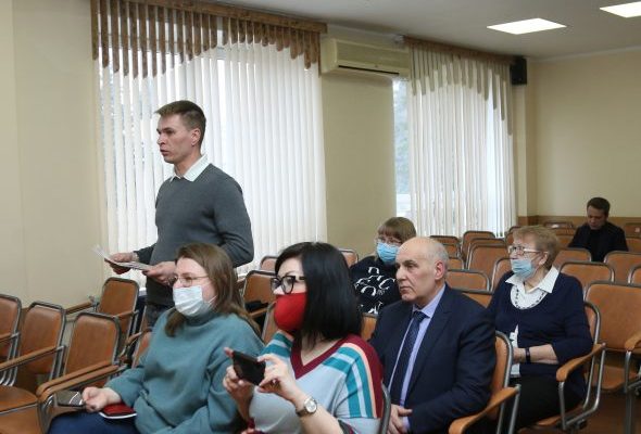 Роман Терюшков и Виктор Неволин встретились с жителями микрорайона №10