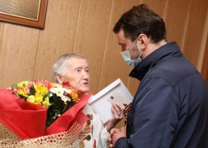 В этот знаменательный день Виктор Неволин поздравил с праздником ветерана Великой Отечественной войны Ольгу Сергеевну Балаур
