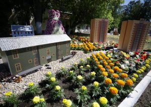 Фестиваль цветников, который открылся в городе Раменское, собрал 17 участников