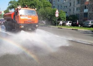 В Раменском продолжаются работы по поливке дорог
