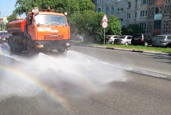 В Раменском продолжаются работы по поливке дорог