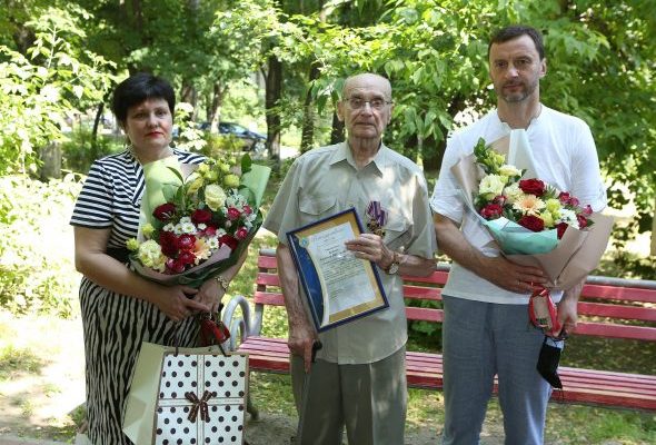 Глава округа Виктор Неволин поздравил с 90-летием полковника в отставке Евгения Бубнова