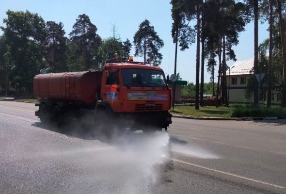 Дороги в округе поливают водой из-за жары