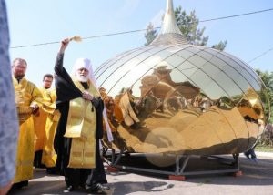 Митрополит Крутицкий и Коломенский Павел совершил Божественную литургию в Троицком соборе