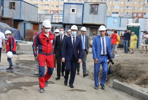Роман Терюшков проверил ход строительства школы на Молодежной