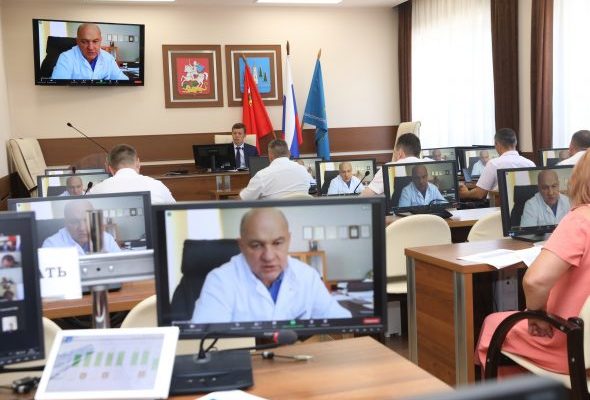По вопросам заболеваемости covid и вакцинации доложил главврач ЦРБ Аркадий Коган