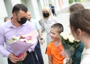 Виктор Неволин поздравил супругов Коньковых с рождением 10-го ребенка