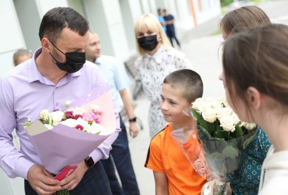 Виктор Неволин поздравил супругов Коньковых с рождением 10-го ребенка