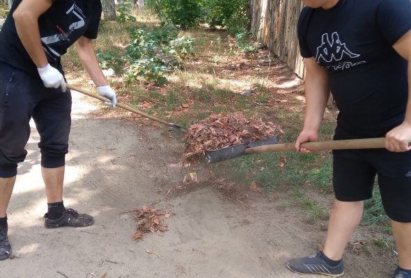 На улице Калинина убрали территорию контейнерной площадки