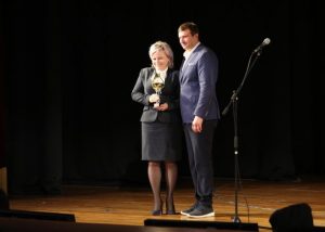 Кубки победителей спортивных соревнований коллективам школ вручал председатель Совета депутатов Юрий Ермаков