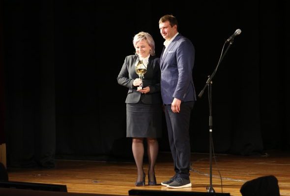 Кубки победителей спортивных соревнований коллективам школ вручал председатель Совета депутатов Юрий Ермаков