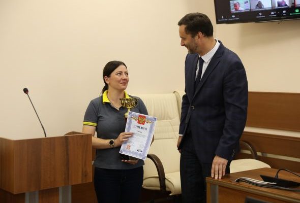 Виктор Неволин поздравил Дарью Подшивалову с победой в конкурсе «Лучший водитель Московской области 2021»