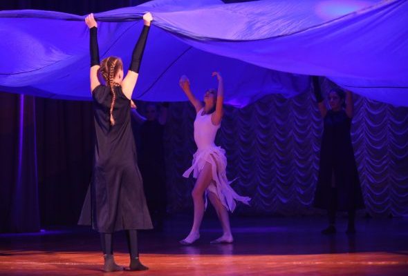 Праздничную программу 3 декабря на сцене ДК «Сатурн» показал Центр спорта, творчества, интеллектуального развития и социальной поддержки малообеспеченных категорий граждан «Атмосфера»