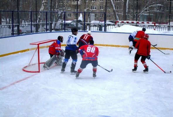 Жители Холодово сыграли в хоккей с командой администрации округа