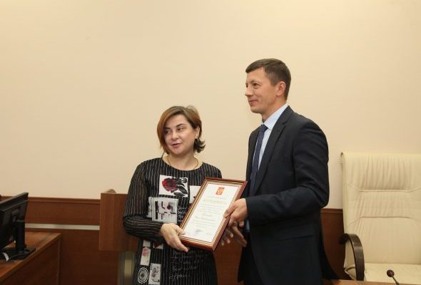 В ходе оперативного совещания первый заместитель главы администрации Раменского г.о. Олег Плынов вручил несколько наград