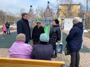 Юрий Ермаков проконтролировал состояние дворовой территории на ул.Коммунистическая