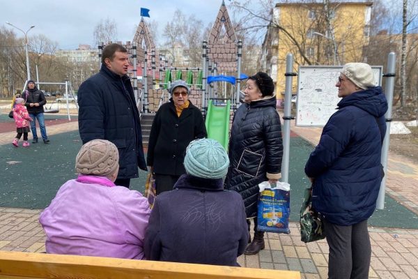 Юрий Ермаков проконтролировал состояние дворовой территории на ул.Коммунистическая