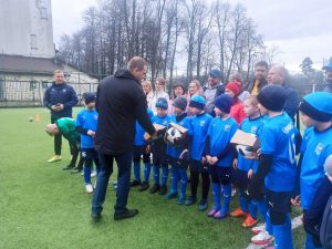 Юных футболистов СШ «Сатурн» поздравили Леонид Савин и Ольга Гончаренко