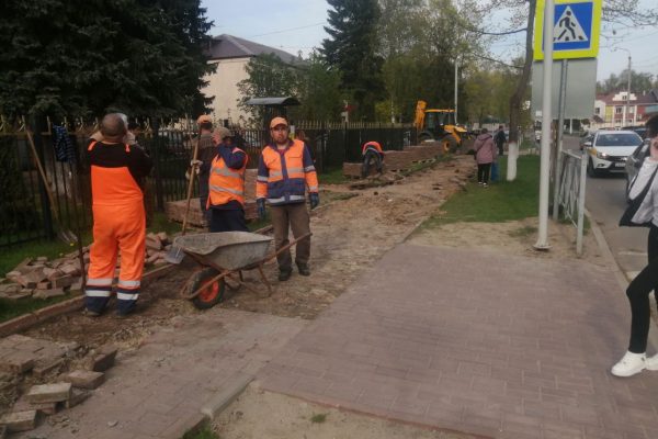 В п.Электроизолятор начали ремонт тротуара