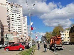Жители по улице Чугунова обеспокоены наклонившимся столбом