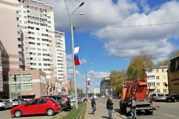 Жители по улице Чугунова обеспокоены наклонившимся столбом