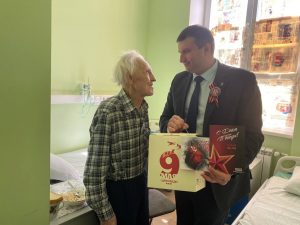 Секретарь местного отделения партии «Единая Россия» Юрий Ермаков посетил героя-участника Великой Отечественной войны