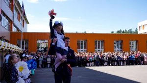 В Островецкой школе провели торжественную линейку для выпускников 9 и 11 классов