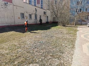 В городе продолжается уборка территорий