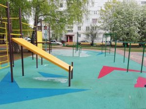 Доброе дело по уборке на детской площадке