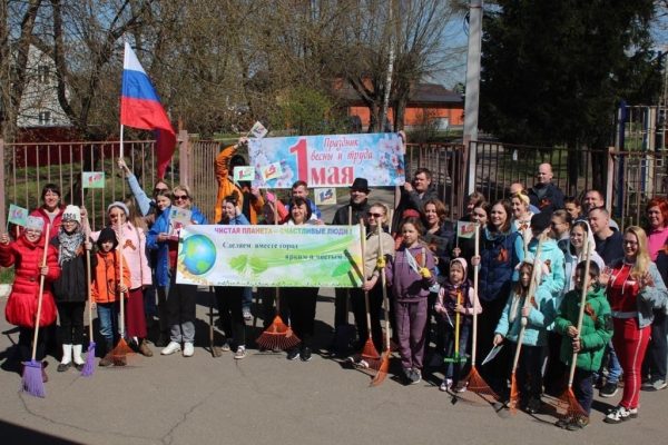 Митинг «Мир! Труд! Май!» провели у КДЦ «Дементьевский»